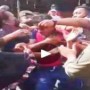 Ket : Diduga Oknum Anak buah Kasat Iwan Simatupang Satpol PP Kota Pekanbara lagi Pukul Pedagang (Foto/Rakyat45.com)
