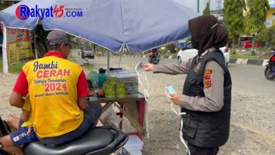 Tim 03 Srikandi Squad-01 Polres Merangin Berbagi Masker dan Himbau Tetap Patuhi Prokes Covid 19