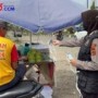Ket Foto : Tim Srikandi membagi masker (Sumber foto : Humas Polres Merangin).