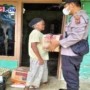 Ket foto : Pembagian Sembako dari Kapolsek Tabir Selatan (sumber foto : Kasubag Humas Polres Merangi).