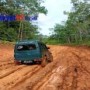 Ket : Terliha satu unit mobil Suzuki Katana melintas di jalan yang rusak parah (Foto/Bisroh)