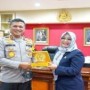 Ket : Kapolda Riau di anugrahi gelar Datuk Bandaro, Anggota DPD RI Asal Riau Intsiawati Ayus ucapkan selamat (foto/istimewa).
