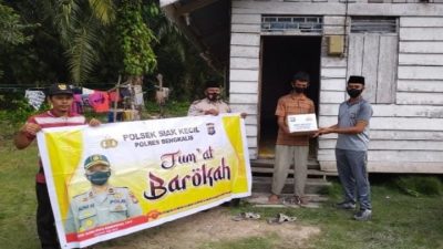 Giat Bansos Polri “Sedekah Jum’at Barokah“ Kapolsek Siak Kecil Bagikan Sembako