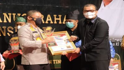 Kapolda Riau Terima Penghargaan Komisi Informasi (KI) Award Riau 2021