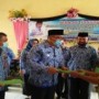 Taks  foto : Kadis Dikbud dan pak camat Tabir Ilir membagikan hadiah