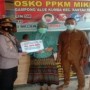 Teks foto : menyerahkan secara simbolis kepada Warga penerima BLT -DD (foto/Susi).