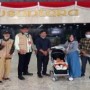 Teks foto : Ir Effendi Sianipar dan koleganya Hendri Pangaribuan Amd SH, bahwa pihaknya dari PDI-Perjuangan kompak membantu (foto/istimewa).