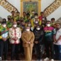 Teks : Bupati Bengkalis serta Pengurus KONI foto bersama dengan Para Altlet (foto/Indra).