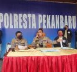 Ket : Kombes Pol. Dr. Pria Budi, S.I.K., M.H., pimpin konferensi Pres terkait tahanan kabur yang berhasil diamankan Kembali di daerah Peranap (foto/Istimewa)