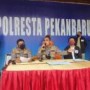 Ket : Kombes Pol. Dr. Pria Budi, S.I.K., M.H., pimpin konferensi Pres terkait tahanan kabur yang berhasil diamankan Kembali di daerah Peranap (foto/Istimewa)