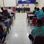 Ket foto : Suasana Coaching Clinic di aula BPBD Kabupaten Bengkalis yang diikuti para wasit dan pelatih bola voli Kabupaten Bengkalis, Senin (22/11/2021) malam semalam.