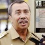 Syamsuar dan foto bukti laporan ke Jampidsus Kejaksaan Agung (Foto / riaupos.co dan Indra)