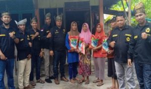 Momentum Akhir Tahun, Panglima Sambang Gagak Hitam Bengkalis Berikan Santunan Kepada Anak Yatim Desa Senggoro