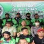 Teks foto : Dr. Yudi Krismen,S.H., M.H tengah Bhabinkamtibmas Aipda Ari, Ketua RT 04 Kelurahan Tobek Godang Sartoni, foto bersama dengan Komunitas Gojek Delima Squad