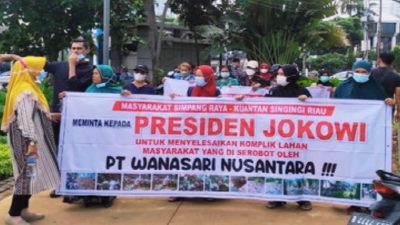 Aksi Depan Istana Ibu-ibu Bawa Dokumen Lengkap, Meminta Keadilan dan Bantu Kami Bapak Presiden
