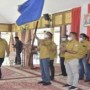 Teks Foto : Ketua PWI Bengkalis Adi Putra mengkibarkan bendahara usai diserahkan ketua PWI Provinsi Riau Zulmansyah