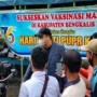 Teks foto : Kadis PUPR Bengkalis Ardiansyah, ST,. MT saat di wawancarai Korlap Rakyat45.com samping tenda pelaksana vaksinasi