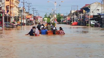 Bupati Rohul H Sukiman Tinjau Pemukiman Warga Yang Dampak Luapan Sungai Lubu