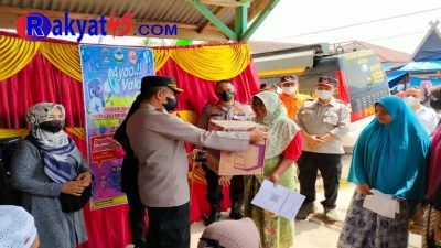 Tinjau Kegiatan di Kantor Lurah Pasar Rantau Panjang, Kapolres Merangin Berikan Dorprize ke Masyarakat Ikut Vaksinasi