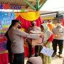 Teks foto : terlihat Kapolres Merangin AKBP Irwan  Andy Purnamawan, S.I.K. berikan Dorprize kepada ibuk-ibuk yang ikuti Vaksinasi.