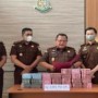 Teks Foto : Kejari Rohul Priwijeksono, SH MH di dampingi Kasi Intel, Kasi Pidsus dan barang bukti penyitaan uang sebesar Rp. Rp 2.029.672.219 (Istimewa).