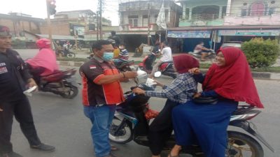 Momentum Pergantian Tahun, Sejumlah Awak Media Online di Ujung Batu Bagikan Masker Kepada Pengguna Jasa Jalan Raya