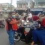 Teks foto : Terlihat wartawan Online bagi masker sekaligus sampaikan kepada pengendara intruksi Kapolres Rokan Hulu (foto/Irwansyah)