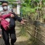 Teks foto : Bripka Ripal Indrawarta, Bhabinkamtimas Polsek Pasir Penyu membopong sendiri warganya yang lumpuhkan ke RSUD Indrasari Pematang Reba (Istimewa).