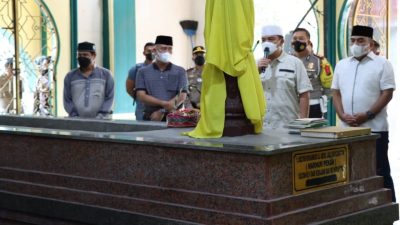 Kapolda Riau Ziarah Ke Komplek Makam Marhum Pekan Didampingi Kapolresta Pekanbaru 