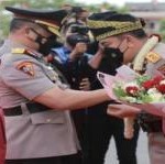 Teks foto : Pengalungan bunga oleh Irjen Pol Agung Setya Imam Effendi kepada Irjen Pol Muhammad Iqbal (istimewa).
