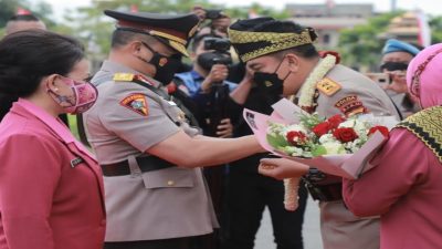 Kedatangan Irjen Pol Muhammad Iqbal Beserta istri, Disambut Irjen Pol Agung Setya Imam Effendi di Pintu Gerbang Mapolda Riau