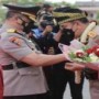 Teks foto : Pengalungan bunga oleh Irjen Pol Agung Setya Imam Effendi kepada Irjen Pol Muhammad Iqbal (istimewa).