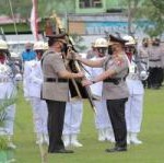 Teks foto : Irjen Agung Setya Effendi selaku Kapolda menyerahkan Pataka kepada Irjen M Iqbal. merupakan salah satu simbol dalam pergantian jabatan Kapolda (Istimewa).