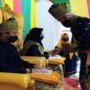Ket foto : Kapolres Bengkalis Tuan AKBP Hendra Gunawan,SIK,MT beserta istri mengamini do'a dari Ketua MUI Buya H Amrizal sesaat setelah ditepuk tepungtawari 11 Datuk saat menerima penghargaan Julang Budi, Rabu (05/01/2022) siang semalam.