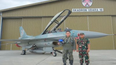 Kunjungan Ke Lanud Roesmin Norjadin Pekanbaru, Irjen M Iqbal Mendapat Cinderamata Spesial Komandan Lanud RSN