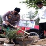 Teks foto : Kapolda Riau Irjen Pol Mohammad Iqbal di temani Ketua PWNU Riau T Rusli Ahmad tanam pohon kurma di RA Kopi Aren (Istimewa).
