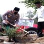 Teks foto : Kapolda Riau Irjen Pol Mohammad Iqbal di temani Ketua PWNU Riau T Rusli Ahmad tanam pohon kurma di RA Kopi Aren (Istimewa).