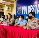 Teks foto : Kapolresta Kombes Pria Budi menggelar konferensi pers didampingi Kabid Humas Kombes Sunarto (Istimewa)