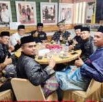 Teks foto :Jajaran pengurus Lembaga Adat Melayu Riau Kota Pekanbaru melakukan kunjungan ke kediaman Ketua PW NU Riau T. Rusli Ahmad,SE, Minggu (9/1/22).
