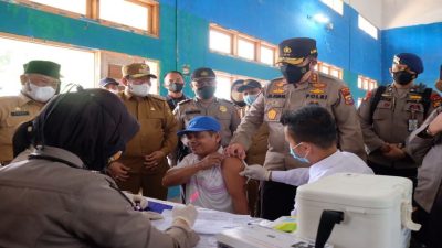 Dorong Percepatan Vaksin, Kapolda Riau Kunjungi Giat Vaksinasi di Rumbio Jaya Kampar