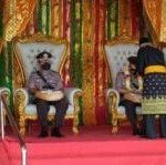 Teks foto : Tepuk tepung tawar Ketua Majelis Kerapatan Adat LAMR Kabupaten Bengkalis, Datuk H Zainuddin Yusuf (foto/Indra)