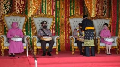 Pisah Sambut, Diawali Kalungkan Bunga Tanda Selamat Datang Kapolres Baru dari Kapolres Lama