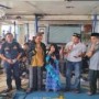 Teks foto : Julang Budi Tuan AKBP Hendra Gunawan, SIK, MT menyanyi lagu religi bersama Abah Ahmad Fadhli Inayatullah, Buya Amrizal, Kiai Suyendri diiringi Boeloeh Perindoe saat di atas Ro-Ro menuju dermaga Sungai Selari, Rabu 12/01/2022).