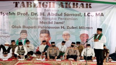 Bupati Pelalawan Serahkan 100 Juta Kepada Masjid Jami Pangkalan Kerinci
