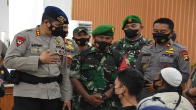 Bersinergi Dengan TNI, Brimob Polda Riau Gelar Vaksinasi Massal