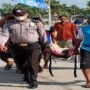Teks foto : Jajaran Polsek Enok membawa sang nenek ke RSUD Puri Husada Tembilahan untuk perwatan Intensif (Istimewa).