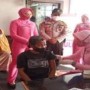 Teks foto : Kali ini Ketua Bhayangkari Cabang Inhil Ny. Arry Dian Setyawan didampingi Wakil Ketua Ny. Yuke Yudhi Franata ikut bantu pelaksanaan vaksinasi (Istimewa).
