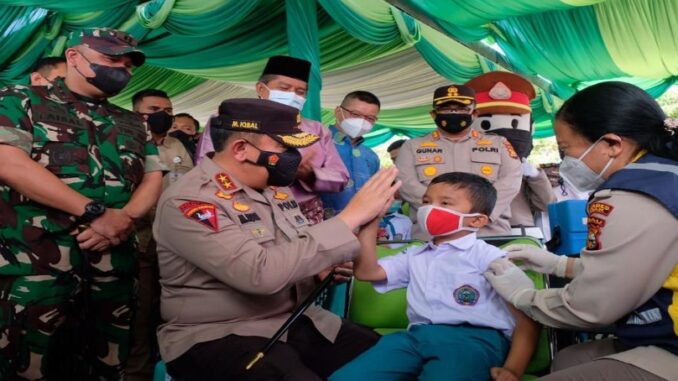 Teks foto : Kapolda Riau Irjen Pol Mohammad Iqbal berikan semangat kepada pelajar yang lagi di Vaksin (Istimewa).