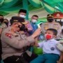 Teks foto : Kapolda Riau Irjen Pol Mohammad Iqbal berikan semangat kepada pelajar yang lagi di Vaksin (Istimewa).