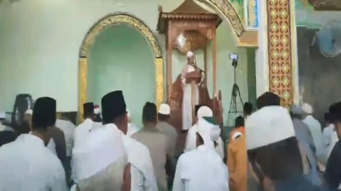 Teks foto : Ketua MUI Kabupaten Bengkalis, Buya H Amrizal,MAg saat menyampaikan khutbah Jum'atnya di Masjid Agung Istiqomah, Bengkalis Jum'at (14/01/2022) tadi.
